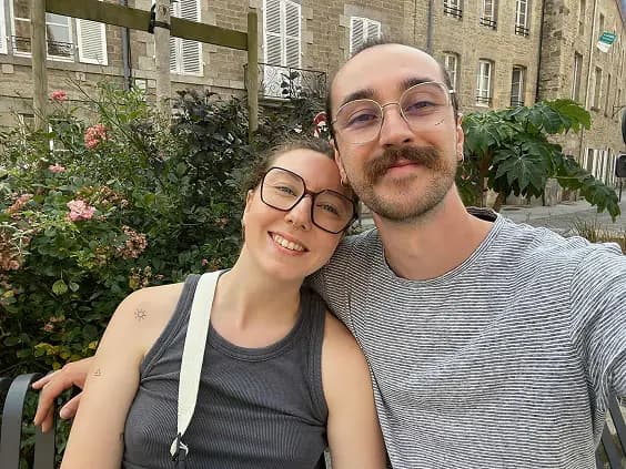 Une photo des deux créateurs de devalia